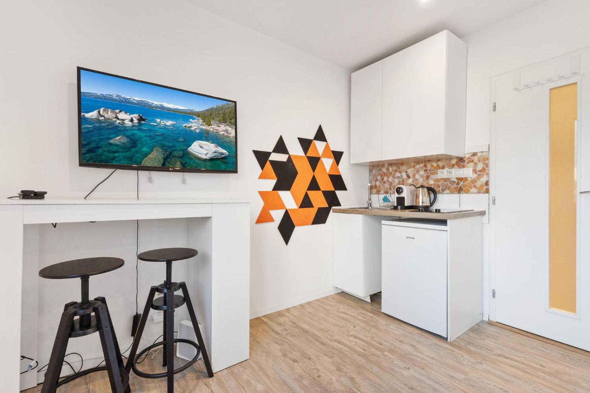 20 Minutes From Center W Coffee, Tea, Tv, And Parking Pozsony