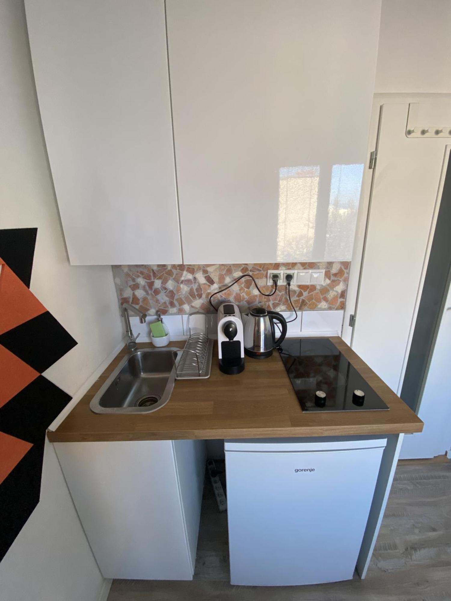 20 Minutes From Center W Coffee, Tea, Tv, And Parking Apartmán