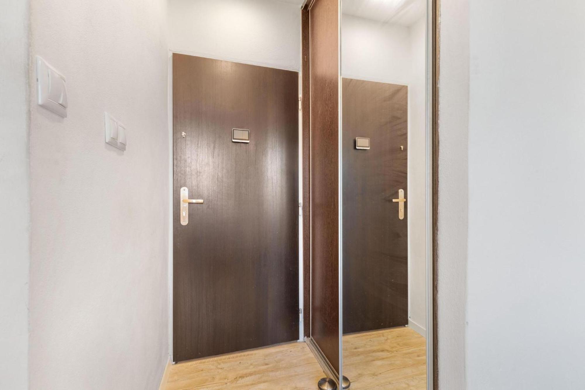 20 Minutes From Center W Coffee, Tea, Tv, And Parking Apartmán